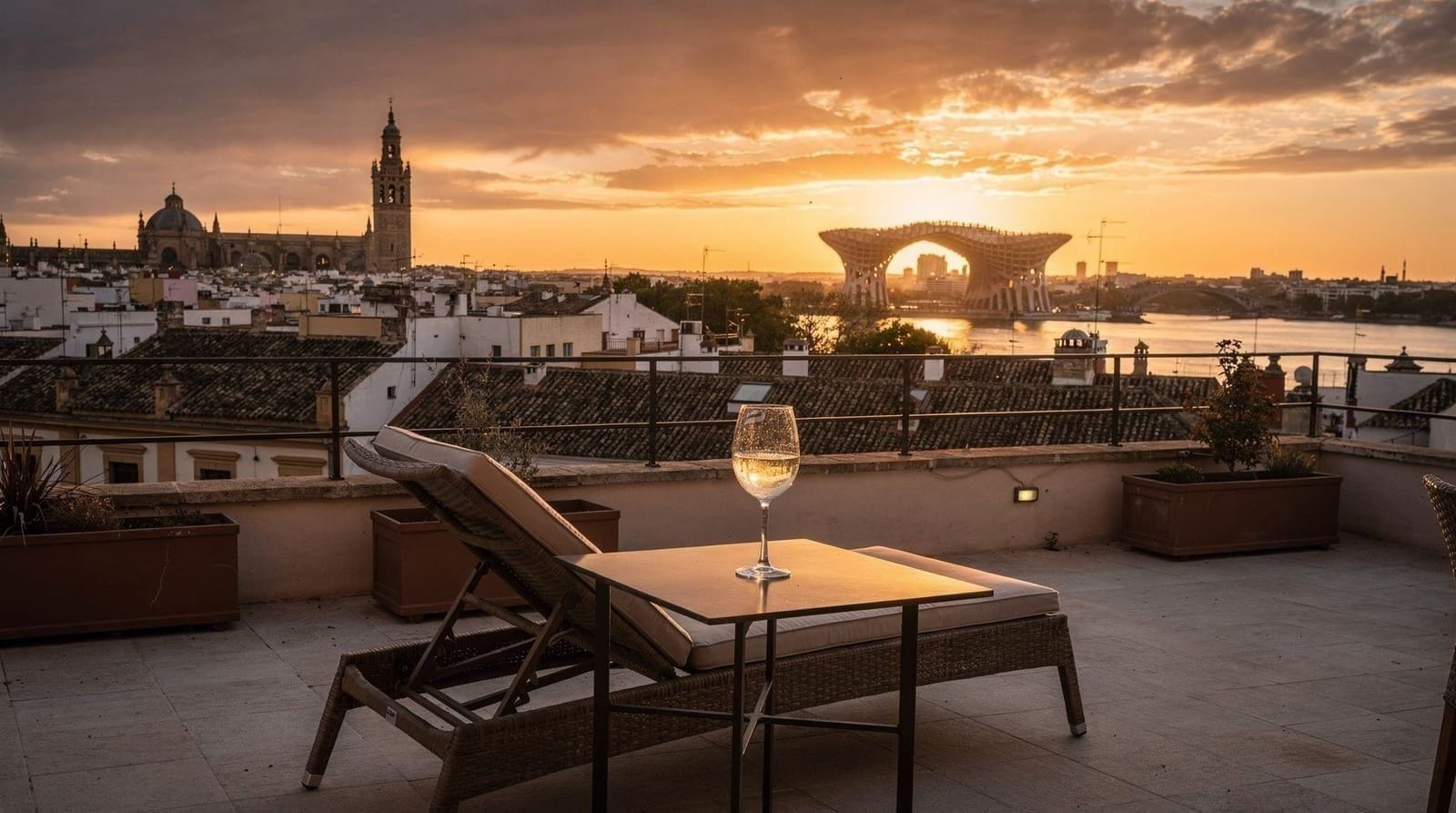 Les meilleurs rooftops pour le coucher de soleil à Séville — classement honnête — On a testé six rooftops à Séville au coucher de soleil. Certains valaient le dét