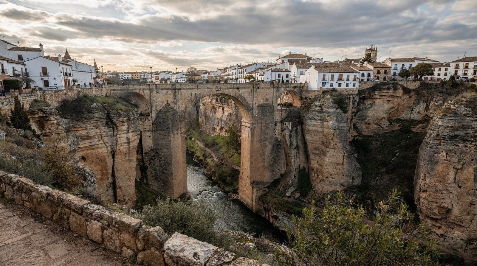 Excursion à Ronda : journal photographique et récit honnête — Ronda est à deux heures de Séville et ressemble à un décor de film. Une journée,