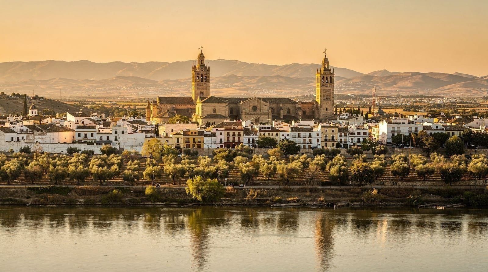 Séville vs les autres villes andalouses : où vous baser ? — Séville, Málaga, Grenade ou Cadix comme base andalouse ? Nous comparons liaisons