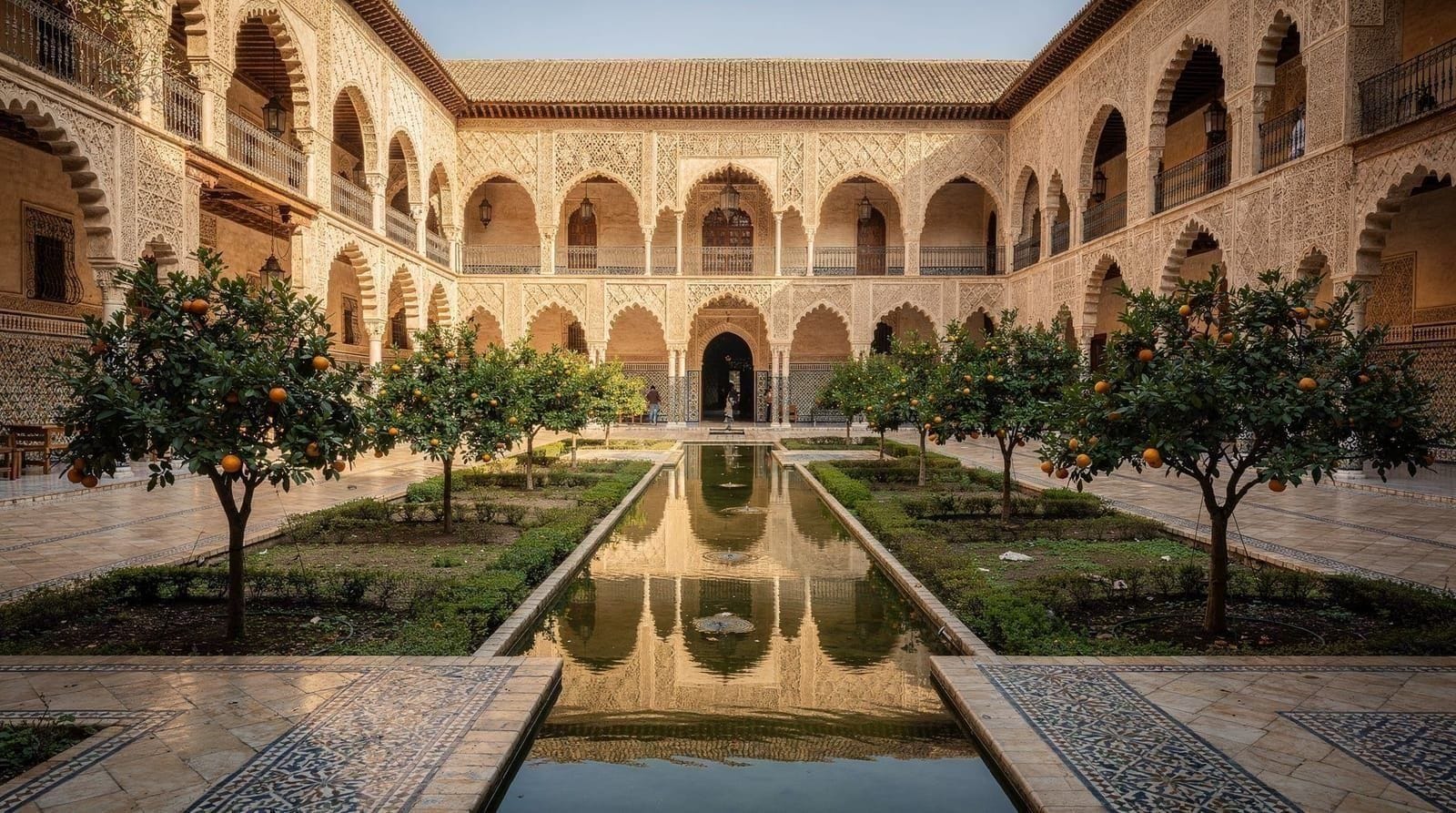 Alcázar frente a Alhambra: comparativa entre los grandes palacios de Sevilla y Granada — Comparativa honesta entre el Real Alcázar de Sevilla y la Alhambra de Granada. A