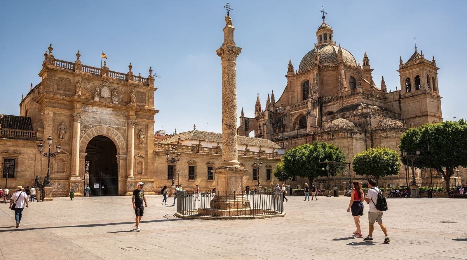 Alcázar o Catedral: ¿cuál visitar primero en Sevilla? — Guía práctica para organizar tu visita al Alcázar y la Catedral: horarios de ape