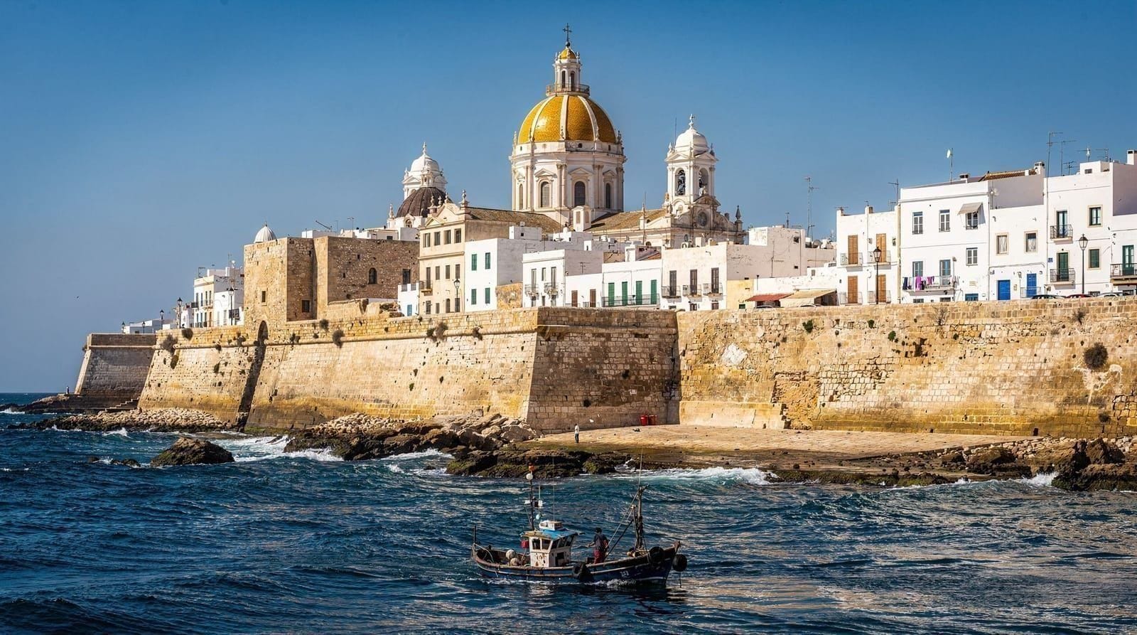 Excursión de un día a Cádiz desde Sevilla: guía de la ciudad atlántica 2026 — Cómo hacer una excursión de un día a Cádiz desde Sevilla: horarios de tren, qué 