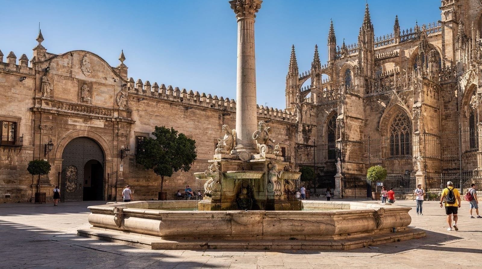 Entradas combinadas para el Alcázar y la Catedral: todas las opciones comparadas — Comparativa de todos los abonos combinados y tours de acceso conjunto al Alcázar