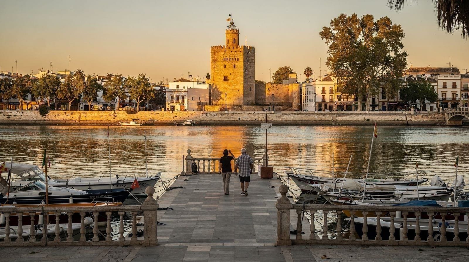 Guía del barrio de El Arenal: el barrio ribereño de Sevilla entre el río y la Catedral — El Arenal en Sevilla: Torre del Oro, la Maestranza, La Brunilda, tablaos de flam
