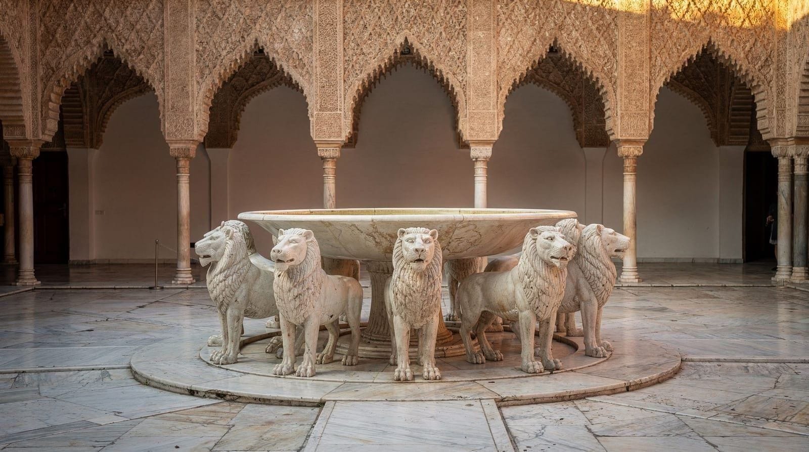 Excursión a Granada desde Sevilla: la Alhambra, transporte y consejos honestos — Todo lo que necesitas para una excursión a Granada desde Sevilla: cómo llegar, e