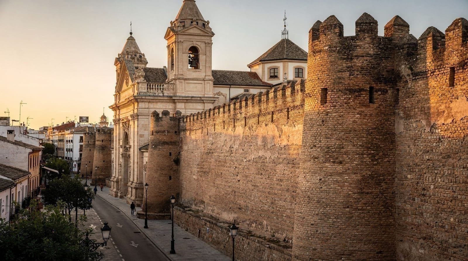 Guía del barrio de La Macarena: la Sevilla de la Virgen famosa y la vida local auténtica — La Macarena en Sevilla: la Basílica de la Macarena, las murallas históricas cons