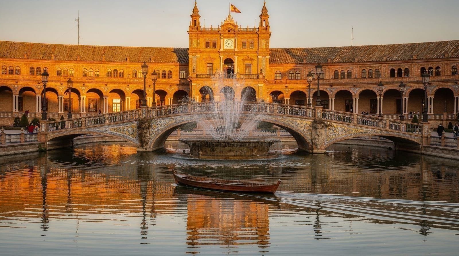 Guía de la Plaza de España: lo que debes saber antes de visitarla — Plaza de España en Sevilla: entrada gratuita, 48 hornacinas provinciales alicata