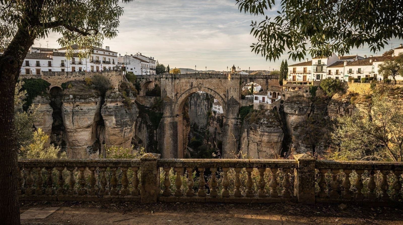 Excursión a Ronda desde Sevilla: Puente Nuevo, pueblos blancos y logística — Cómo visitar Ronda desde Sevilla: opciones de transporte, el tajo del Puente Nue