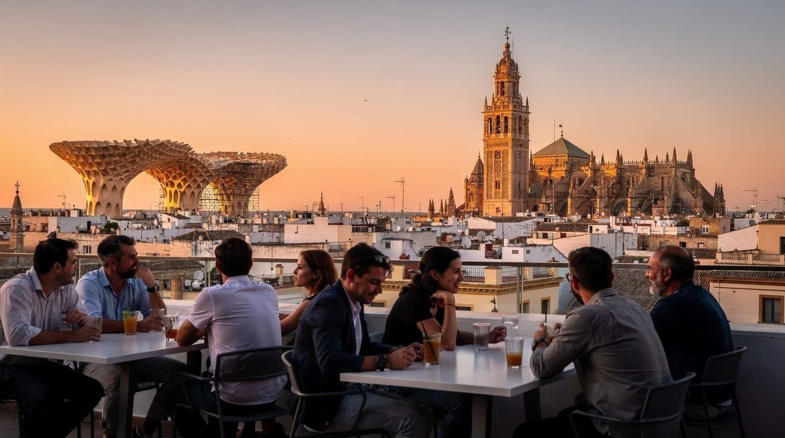 Bares en azotea y vistas en Sevilla: adónde ir y cuánto pagar — Los mejores bares en azotea y vistas de Sevilla: Metropol Parasol, azoteas de ho