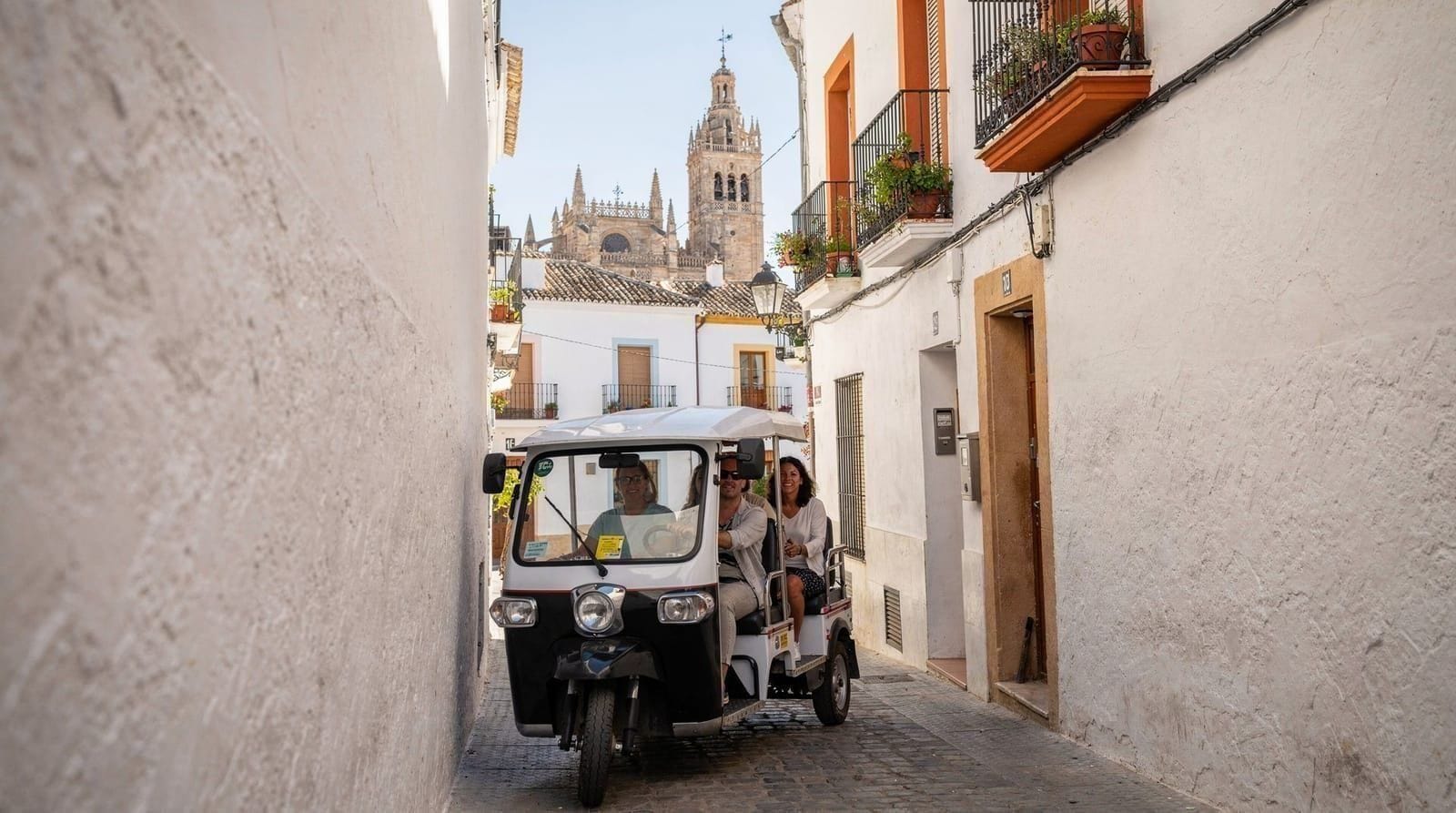 Tours en segway y tuk-tuk en Sevilla: guía honesta de tours en vehículos pequeños