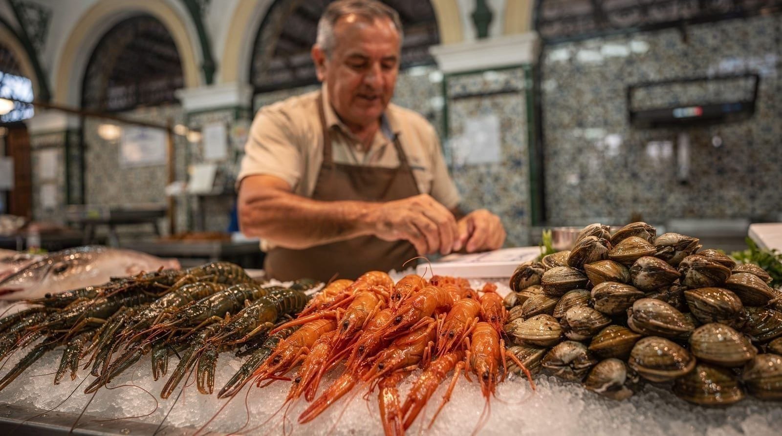 Guía gastronómica del Mercado de Triana: comer bien en el mercado sevillano — Guía completa para comer en el Mercado de Triana de Sevilla: mejores puestos, qu