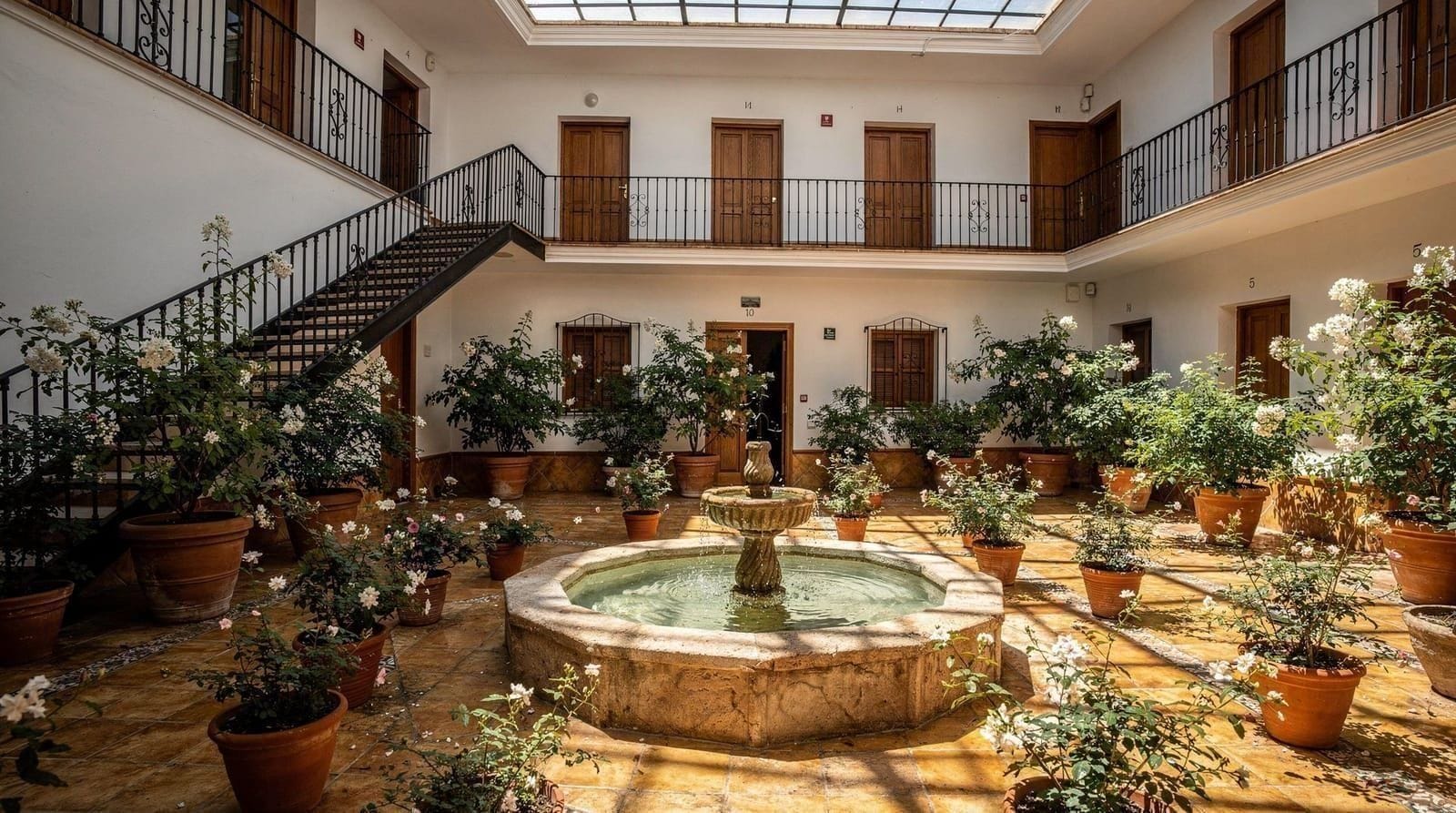 Dónde alojarse en Sevilla: barrios, hoteles y cómo es cada zona realmente — Dónde alojarse en Sevilla: comparativa honesta de Santa Cruz, El Arenal, Triana 