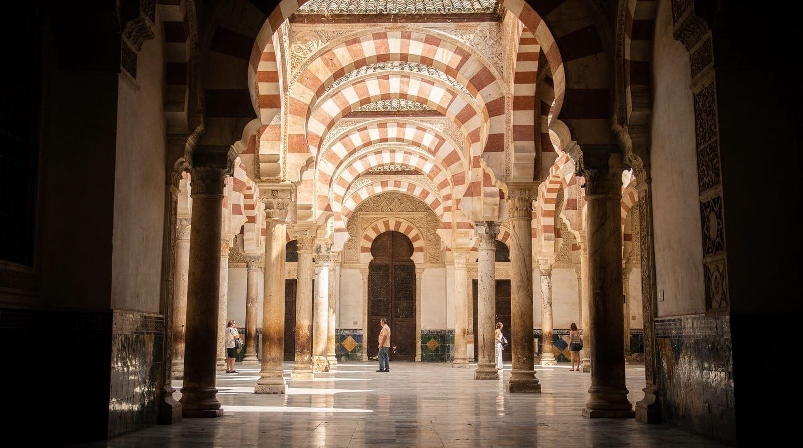 4 días en Sevilla: itinerario extendido con excursión — Cuatro días en Sevilla: cubre la ciudad a fondo, añade Córdoba en AVE y descubre