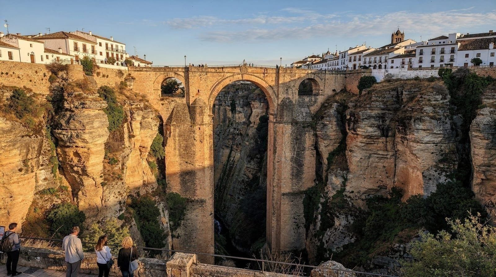 5 días en Sevilla: itinerario completo con Córdoba y Ronda — Cinco días en Sevilla con excursiones a Córdoba y Ronda o Granada. Cobertura com