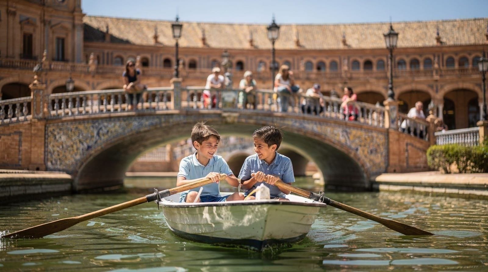 Sevilla con niños: itinerario familiar de 3 días — Tres días en Sevilla en familia: escape room al aire libre, crucero fluvial, bar
