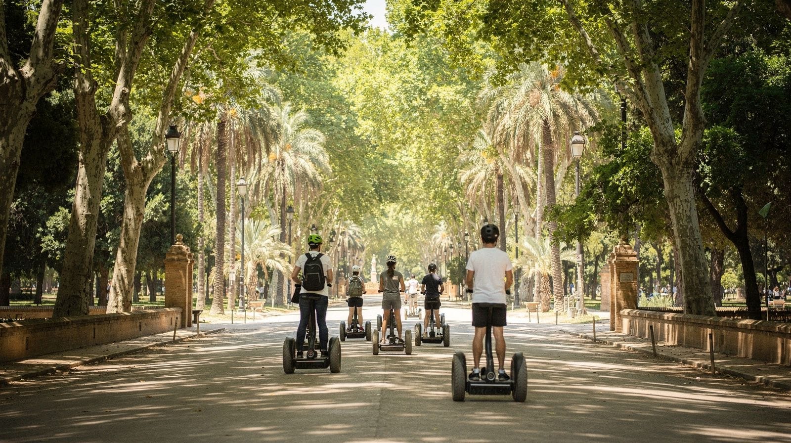 Seville: Horse-drawn carriage ride through Seville